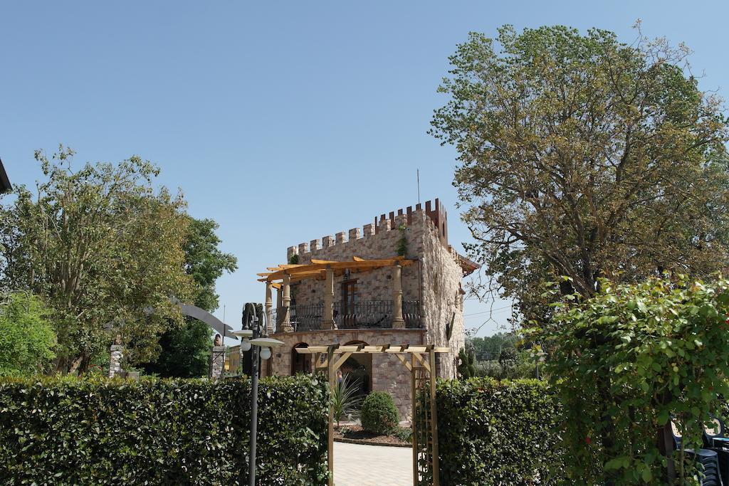 Castello Dei Templari Bed & Breakfast Lucca Exterior photo